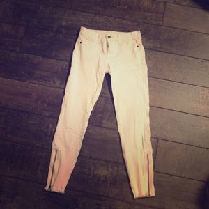 White skinny jeans with zipper bottom